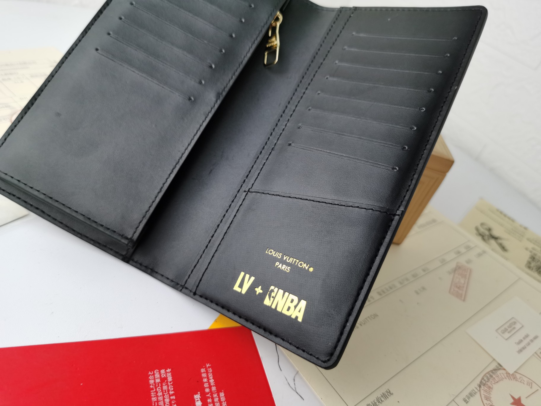 BRAZZA 財布 - 粒面皮革のモノグラムデザインと実用的な収納