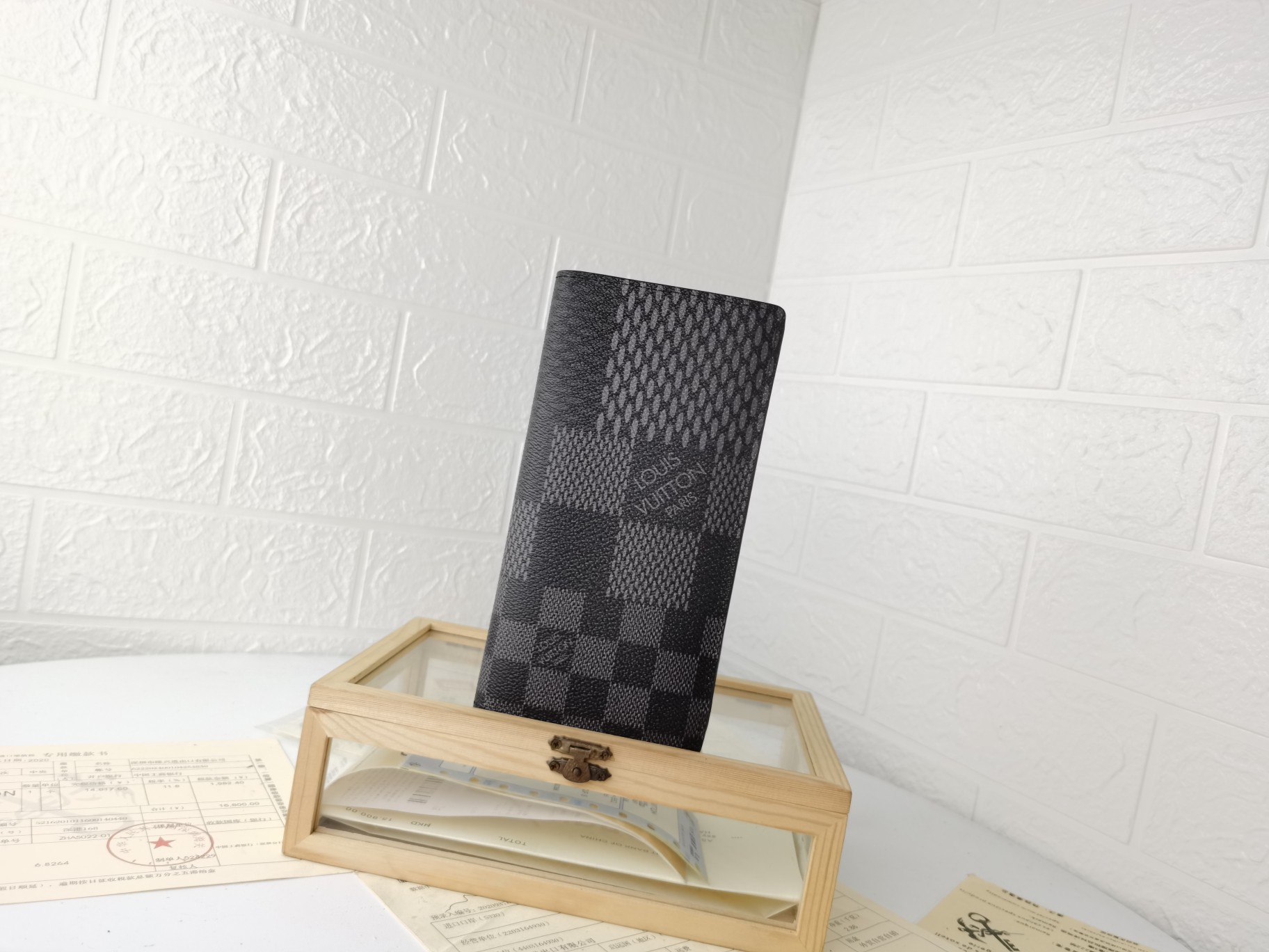 💰150 顶级 原版💎【实物拍摄 自家背景】型号:N60435钱夹路易威登经典Brazza钱夹借由Damier Graphite Pixel帆布材质凸显数码风格。传统Damier Graphite棋盘格图案在2019年以颠覆性的像素形式呈现。集各种口袋、隔层与信用卡槽于一身，时尚便利。62665