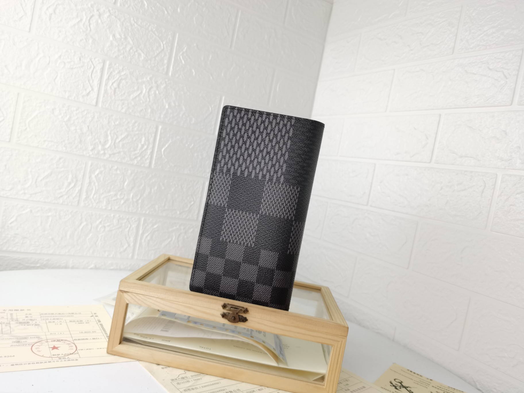 💰150 顶级 原版💎【实物拍摄 自家背景】型号:N60435钱夹路易威登经典Brazza钱夹借由Damier Graphite Pixel帆布材质凸显数码风格。传统Damier Graphite棋盘格图案在2019年以颠覆性的像素形式呈现。集各种口袋、隔层与信用卡槽于一身，时尚便利。62665