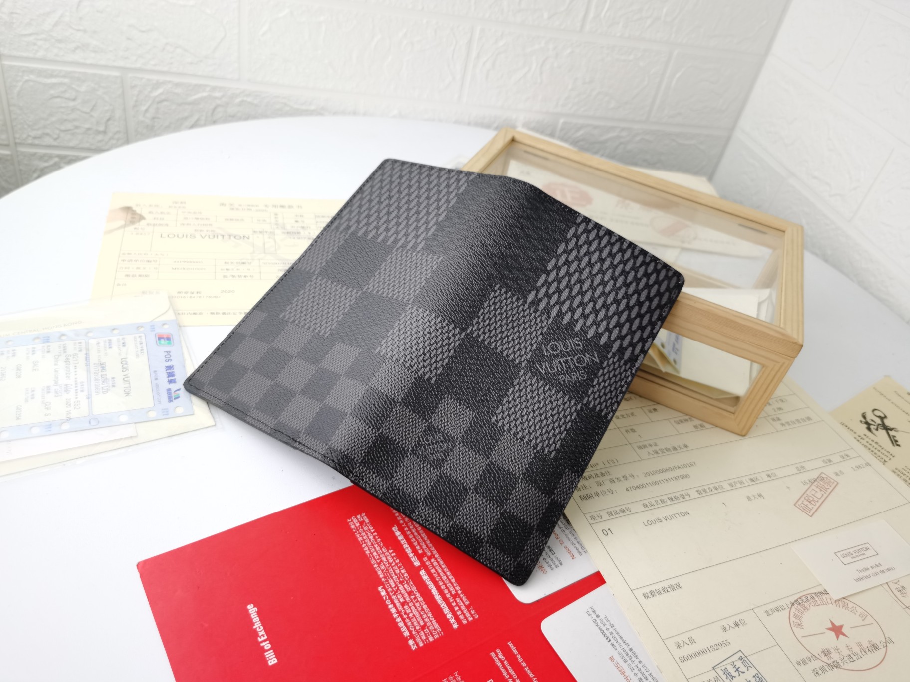 💰150 顶级 原版💎【实物拍摄 自家背景】型号:N60435钱夹路易威登经典Brazza钱夹借由Damier Graphite Pixel帆布材质凸显数码风格。传统Damier Graphite棋盘格图案在2019年以颠覆性的像素形式呈现。集各种口袋、隔层与信用卡槽于一身，时尚便利。62665