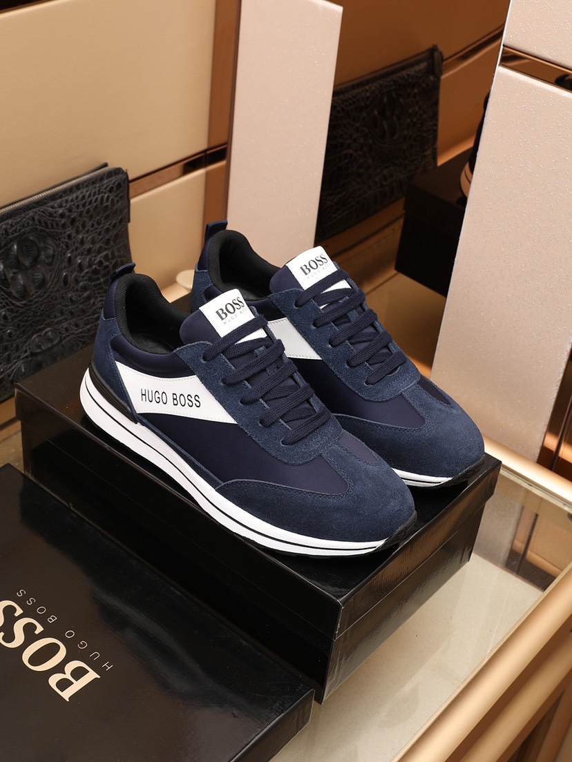 I0  💢BOSS爆款 😘😘套脚系列休闲男鞋，以经典的设计成为永不落幕的时尚宠儿，经典的休闲造型。采用进口透气布➕头层牛皮，品牌专用海绵大底，耐磨，轻便，整体设计和谐统一又不缺乏个性 ✨你值得拥有 颜色：两色可选😍