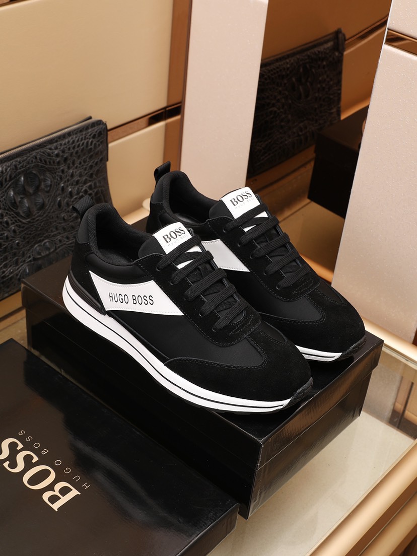 I0  💢BOSS爆款 😘😘套脚系列休闲男鞋，以经典的设计成为永不落幕的时尚宠儿，经典的休闲造型。采用进口透气布➕头层牛皮，品牌专用海绵大底，耐磨，轻便，整体设计和谐统一又不缺乏个性 ✨你值得拥有 颜色：两色可选😍