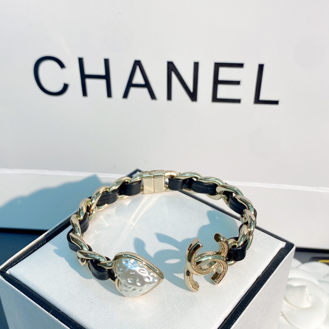 Chanel  羊皮爱心手镯💗💗💗做工精致细腻👍超级仙女唯美的一款🧐做工超级细心无漏洞