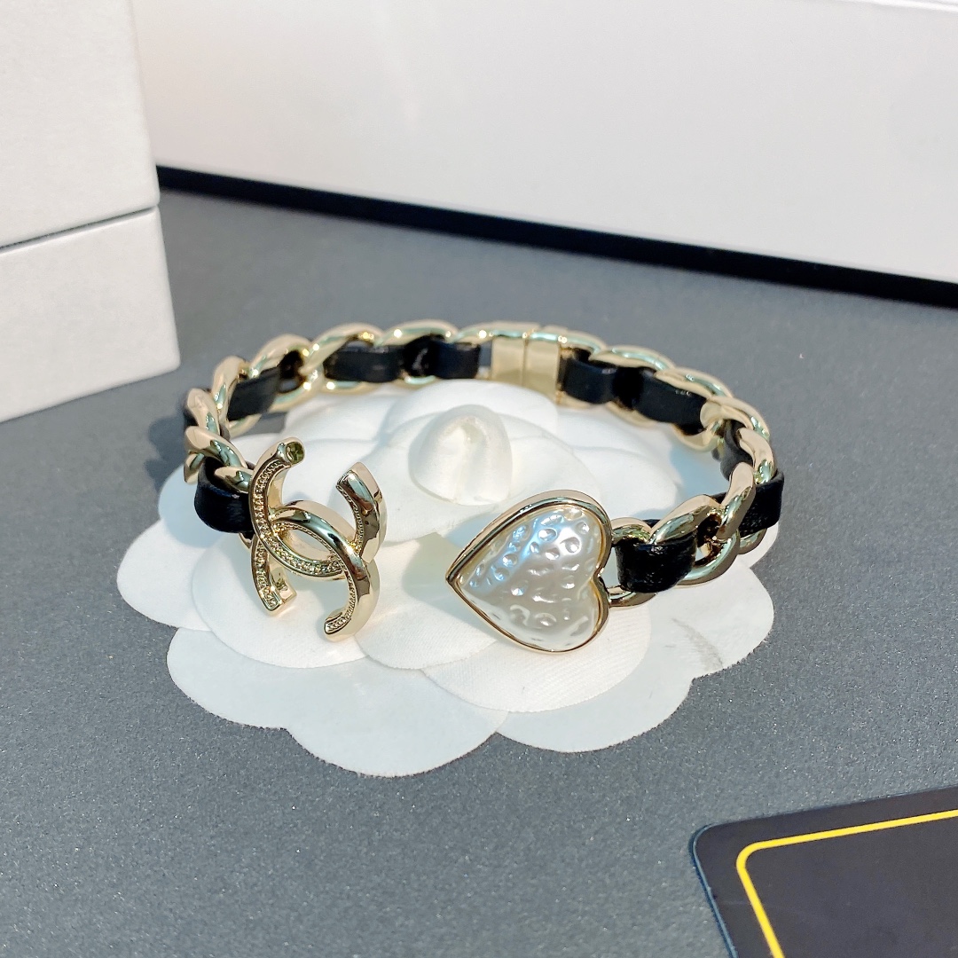Chanel  羊皮爱心手镯💗💗💗做工精致细腻👍超级仙女唯美的一款🧐做工超级细心无漏洞