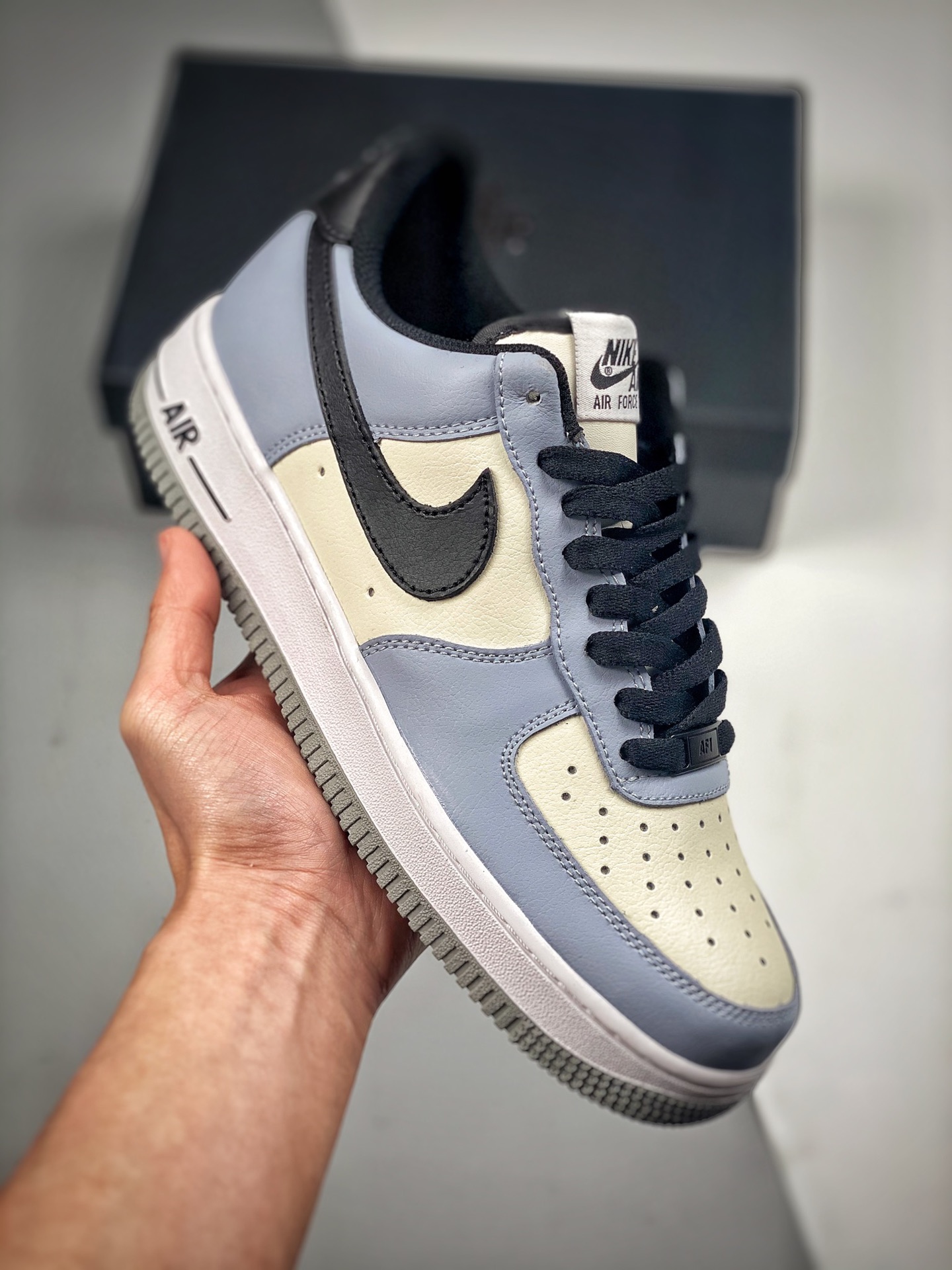 Nike Air Force 1 Low 07 en negro, blanco y azul, zapatillas de skate casual de caña baja. Ante de fábrica original, hor…