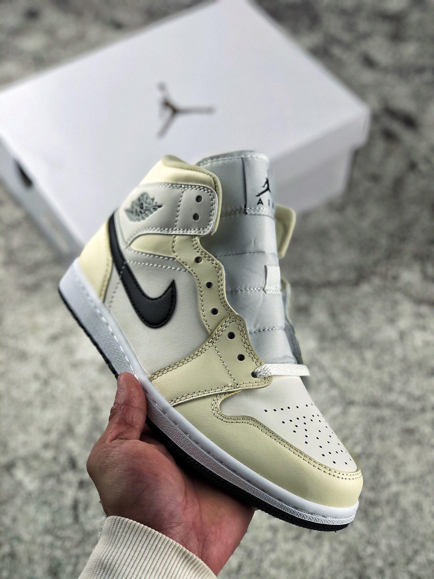 本地自取 终端放店
过验版  Air Jordan 1 Mid 米黄色
市售最强中帮 天花板品质！
市面唯一正确版本 全鞋正品原材料 
公司原鞋购回重新打版开模 拒绝公底 购置公司同步原材料 都有细节还原95%全网最高版本 原汁原味 忠于原版
货号：BQ6472-121
Size：40 40.5 41 42 42.5 43 44 44.5 45 46