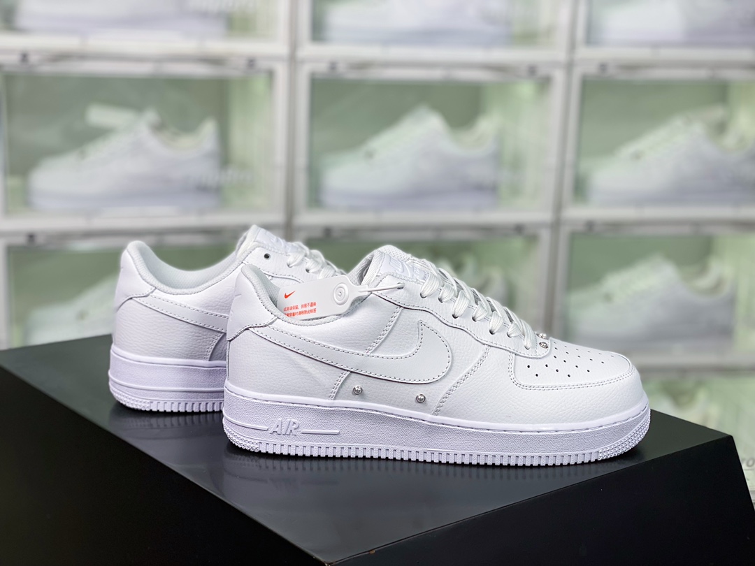 H0 男女鞋真标带半码升级原楦数据开发版型采用软质荔枝纹牛剖皮革鞋面材质内置全掌air sole气垫极简纯白空军全新珍珠耐克Nike Wmns Air Force 1’07 Low “Pearl White”空军一号经典低帮百搭休闲运动板鞋“皮革全白珍珠铆钉”DQ0231- F5