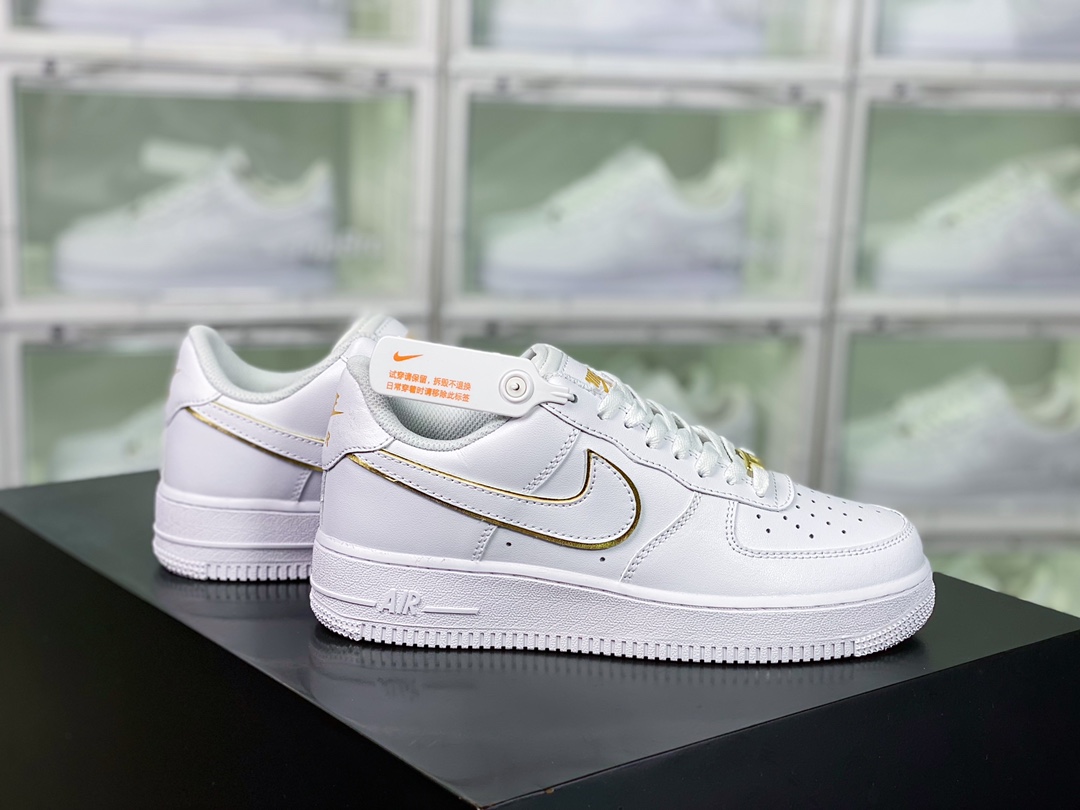 G0 男女鞋真标带半码升级原楦开发版型采用硬质头层荔枝纹皮革鞋面材质内置全掌air sole气垫官方新色，耐克Nike Air Force 1 ’07 Lv8 “White/Gold”空军一号经典低帮百搭休闲运动板鞋“皮革白金边钩”AO2132-102
