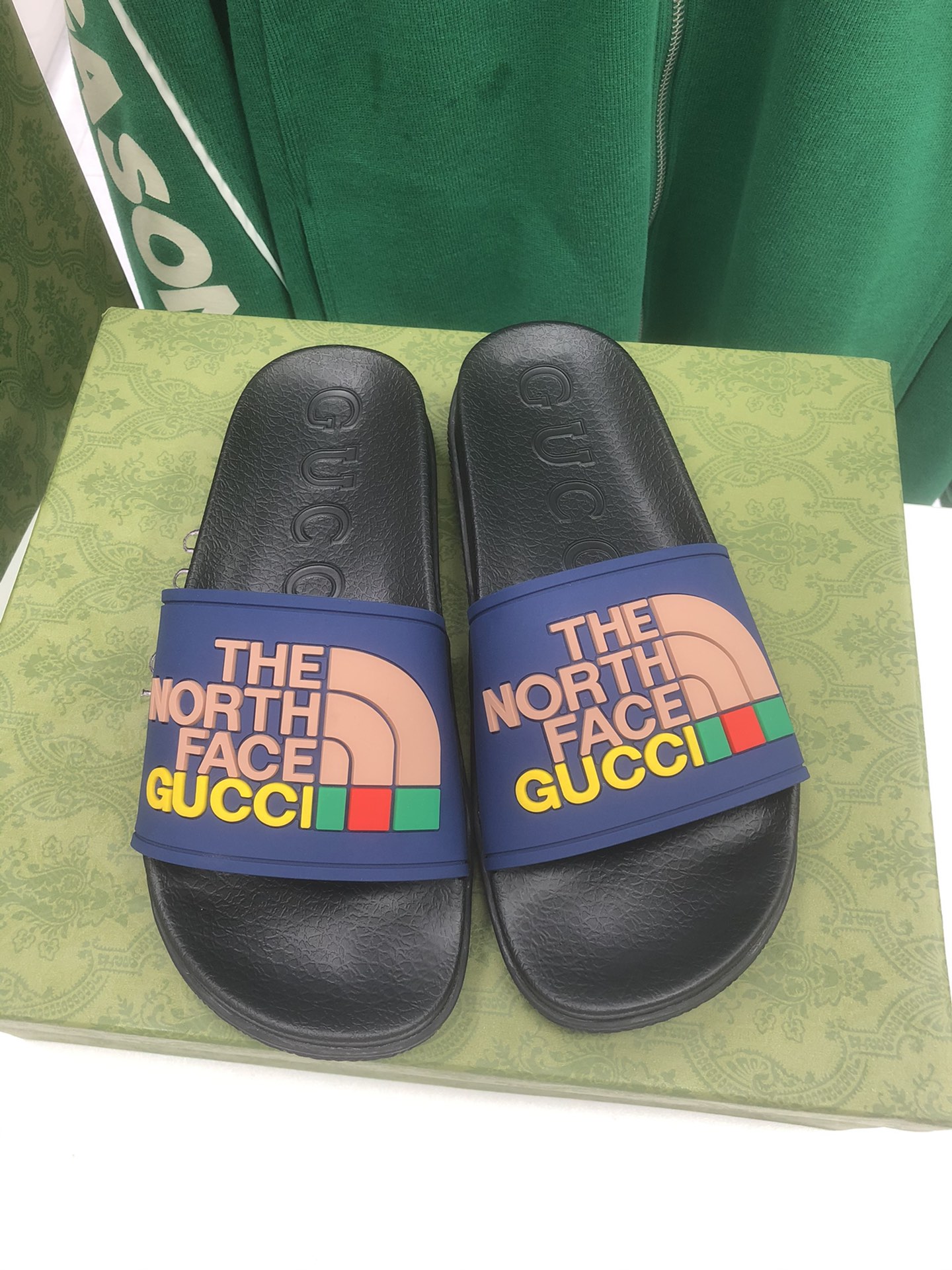 NO:171071,SS new GG home men's and women's slippers, original 1.1 custom made, super beautiful quality, classic counter model, original special materials. The same style for men and women. Women's sizes 35-41 sizes, men's sizes 38-46 sizes. Multi-color optional running volume is preferred, slippers, gucci, slippers19860909SS新款GG家男女拖鞋,原版1.1订做,超美品质,专柜经典款,原版特殊材料.男女同款.女款35～41码,男款38～46码.多色可选跑量优先,,拖鞋,gucci,slippers,Women's Shoes