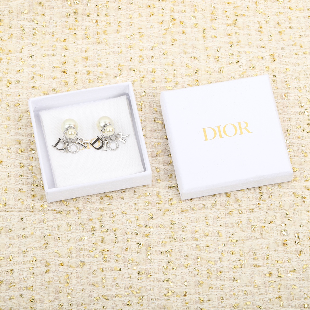 NO:101011,DIOR-sized pearl earrings are reappearing in silver [witness] A super versatile earring, very popular asymmetrical style this year, with a foot-heeling ZP brass material!  Perfect, must be put in, Dior earrings, dior, earrings19860909DIOR大小珍珠耳环银色经典重现 [机智]超级百搭的一款耳钉,今年非常流行不对称款式,跟足ZP黄铜材！完美,一定要入,Dior耳钉,dior,earrings,Jewelry