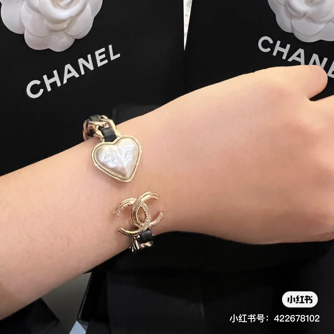 Chanel  羊皮爱心手镯💗💗💗做工精致细腻👍超级仙女唯美的一款🧐做工超级细心无漏洞