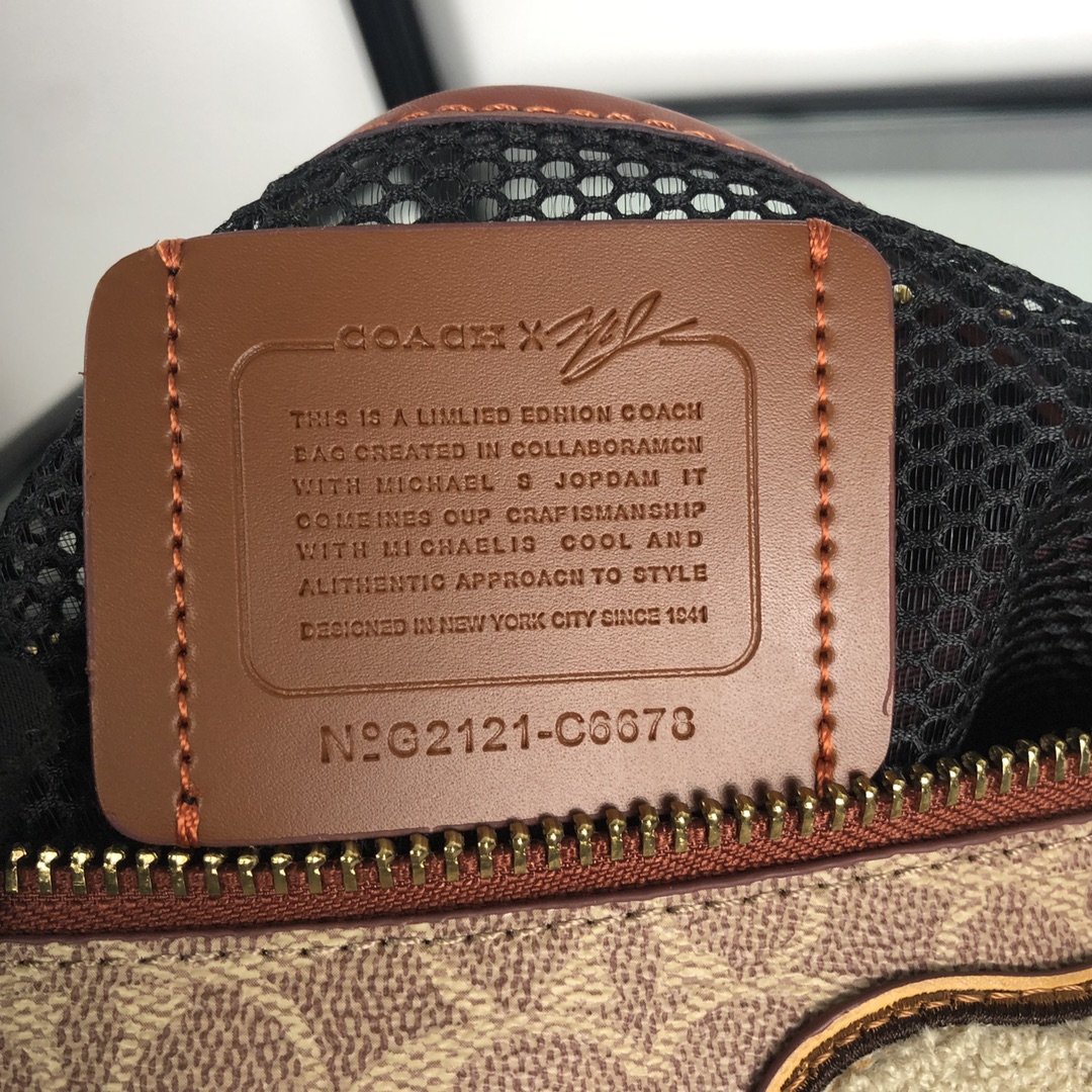 💰210 新款coach/蔻驰男包 6678 冰雪运动徽章胸包 经典标志c纹拼皮徽章 男女通勤款单肩斜挎包 潮款运动型 帅气十足 尺寸：30*12*11cm