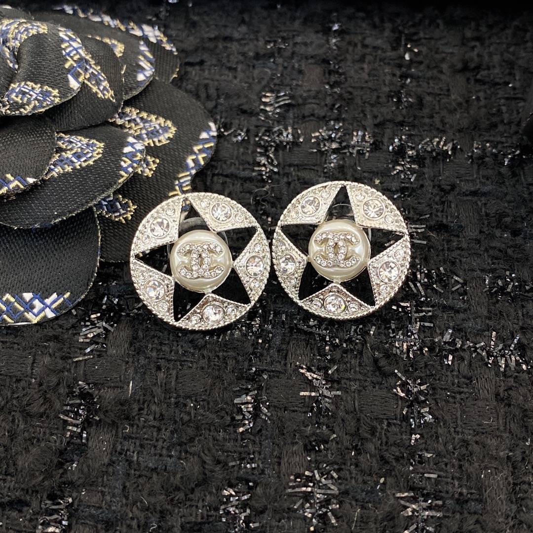 💰110 
编码E1756  
🛍耳钉热销款火爆上新❣
🛍同步专柜‼️独家高端品质实拍图‼️代购级别‼️做工精致细腻👍重工版本😎超级仙女唯美的一款🧐做工超级细心无漏洞🤩媲美zp🌟买到就是赚到❤️