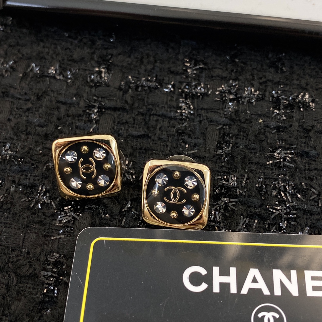 💰100 
编码E1757  
🛍耳钉热销款火爆上新❣
🛍同步专柜‼️独家高端品质实拍图‼️代购级别‼️做工精致细腻👍重工版本😎超级仙女唯美的一款🧐做工超级细心无漏洞🤩媲美zp🌟买到就是赚到❤️