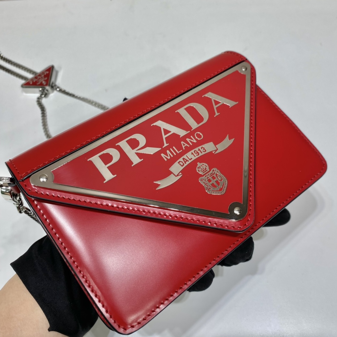 PRADA普拉达2021新款大三角形徽标翻盖包1BH189