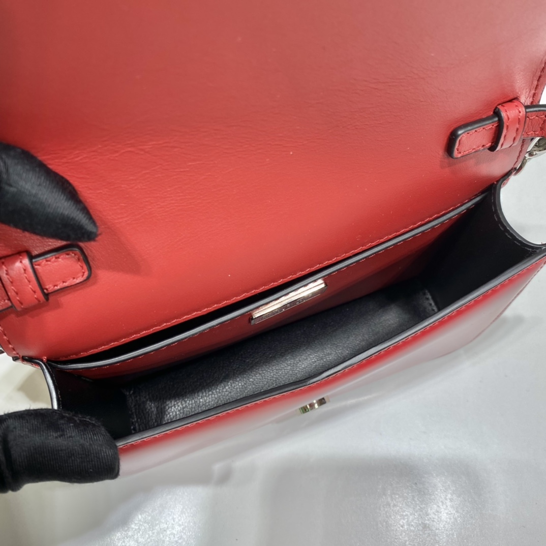 PRADA普拉达2021新款大三角形徽标翻盖包1BH189