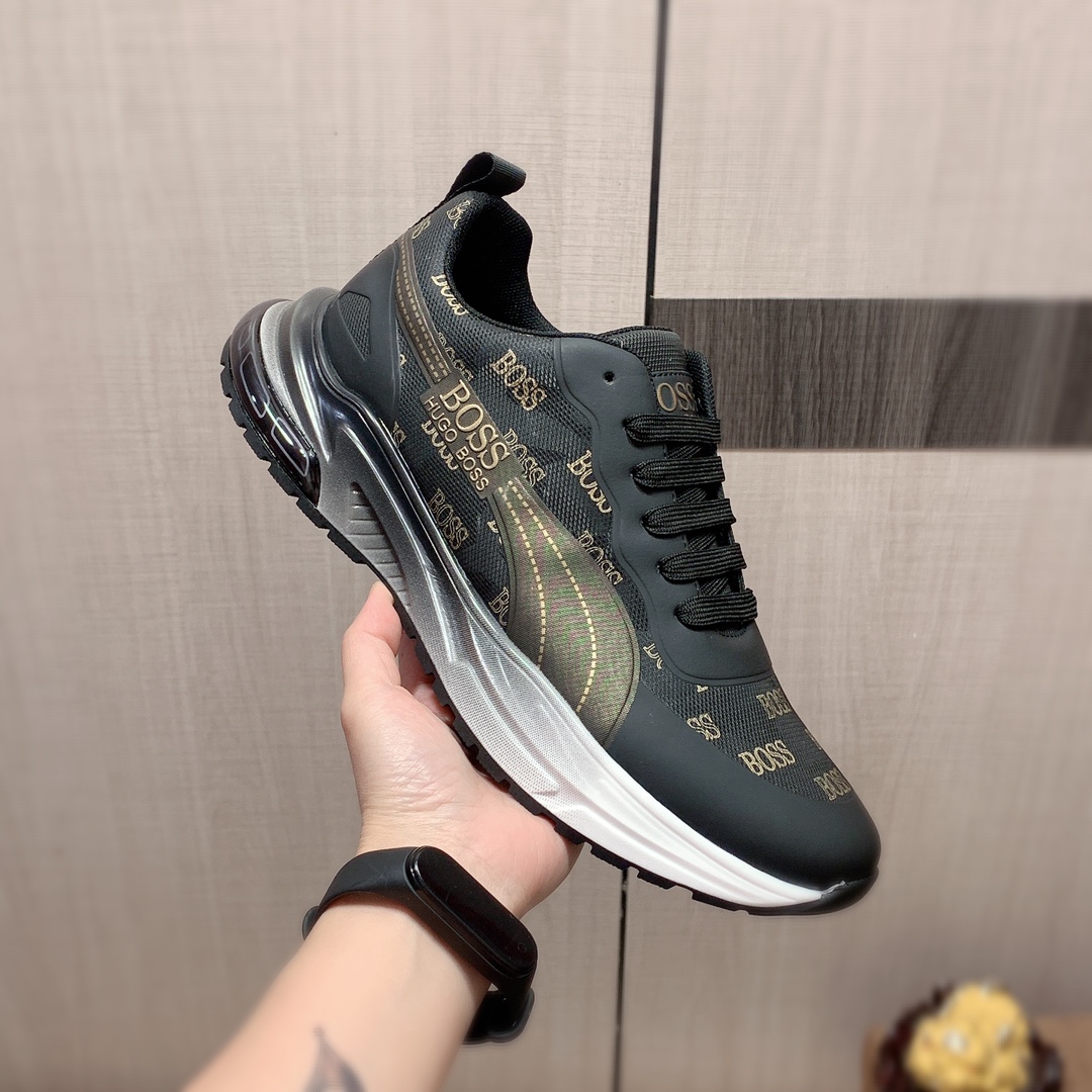 I5   原版1:1 BOSS* 官网•同款高•版本最新•爆款休闲驾车鞋，专柜1:1。顶端品牌[勾引]奢侈～代购，顶级～质量。专柜同卖产品[强]鞋面選用进口透气牛皮搭配弹力布面料材质➕透气羊皮垫里•精细做工。原版个性时尚柔软橡膠耐磨防滑大底，上脚轻巧舒适，实物拍摄🎬實物更好看，a12广州码: 38-44，黑色，白色，蓝色，长期有货