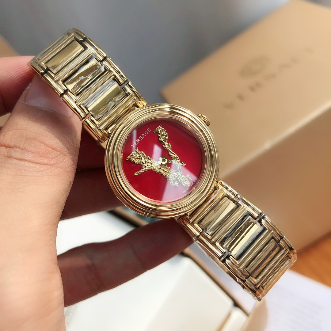 NO:157840,Batch: Original box: 50 Original factory order!  Versace VERSACE new model is exclusively launched... The golden V-character in the dial shows dazzling brilliance, with a firm and fearless will, shining with confidence and strength. The exquisite and elegant V-character hand markings make the retro pattern new. The bracelet is made of 316 stainless steel. Swiss quartz movement!  Seiko quality, stable performance, waterproof 50 meters, equipped with counter packaging, versace, versace19860909批: 原盒:50 原厂正单！范思哲VERSACE新款独家上线… 表盘内金色V字展现夺目光彩 ,带着坚定无畏的意志 闪耀自信力量 巴洛克花纹精美典雅V字指针时标 令复古图案焕发新意.表链316精钢打造.瑞士石英机芯！精工品质 性能稳定防水50米 配专柜包装出货,,versace,versace,Watch