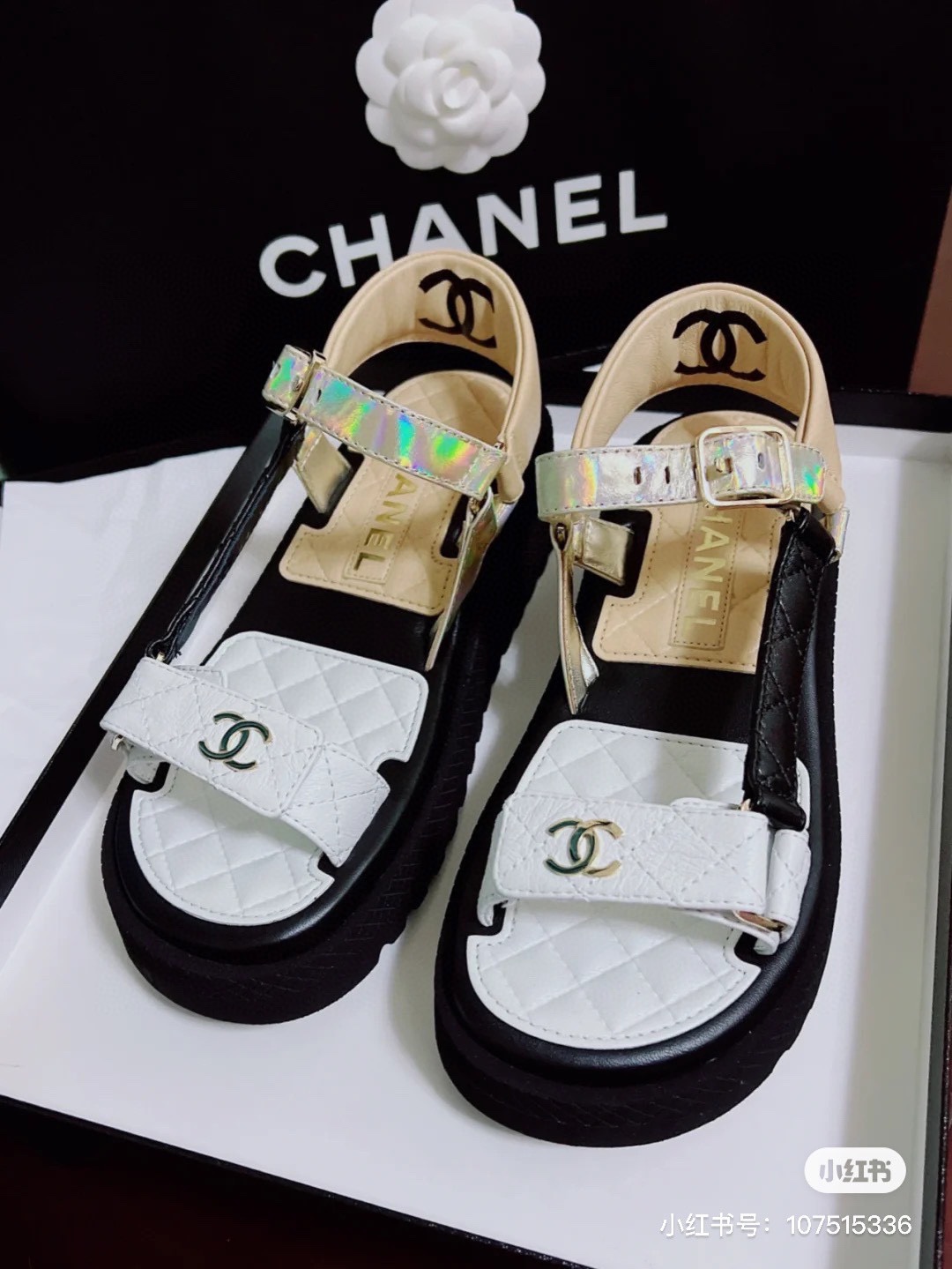 J5   Chanel 香奈儿，小香2022夏季新品，绝绝子好穿又好看🔥🔥🔥太太太适合夏天穿拉～永远可以相信小香的配色全是热🔥门必入的精品上脚超㫫腿长轻盈适中的厚底 增高效果超绝很好搭配各种服饰面料☑️：进口牛皮面料内里☑️：亲肤透气羊皮垫脚☑️：进口牛皮大底☑️：EV发泡大底