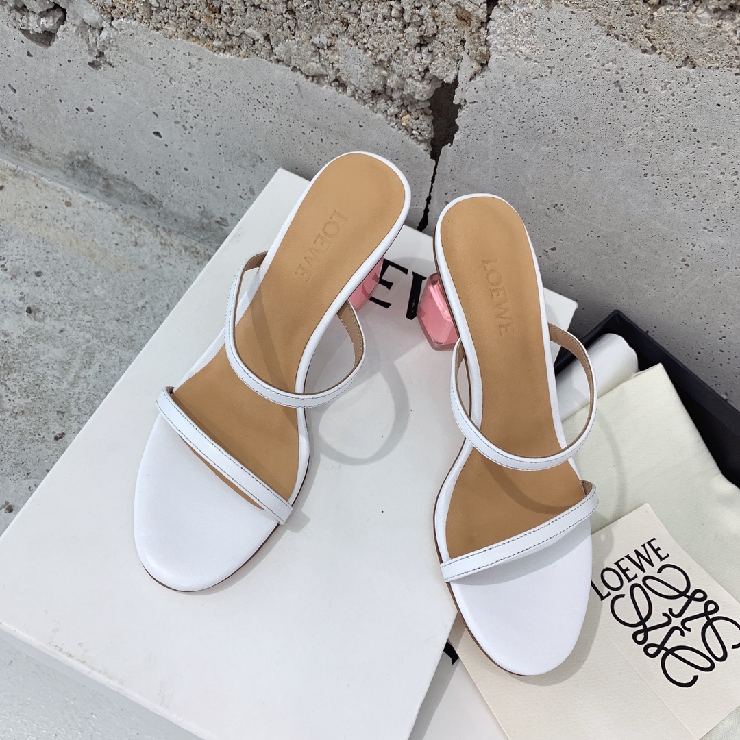“Loewe 2022 Show-Off Sandals: Unique Artistic Designs with Premium Materials” - 图片 3