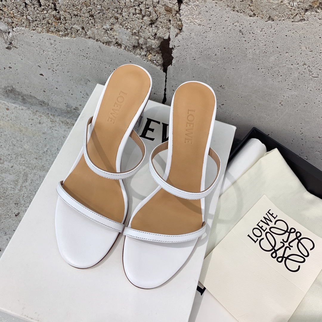 Loewe’s 2022 Show-Off Sandals: Artistic, Unique, and High-Quality Craftsmanship - 图片 2