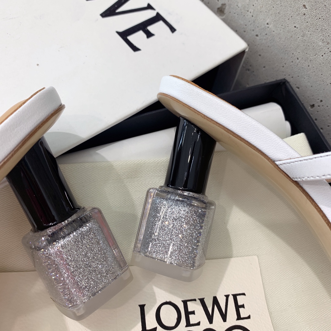Loewe’s 2022 Show-Off Sandals: Artistic, Unique, and High-Quality Craftsmanship - 图片 5