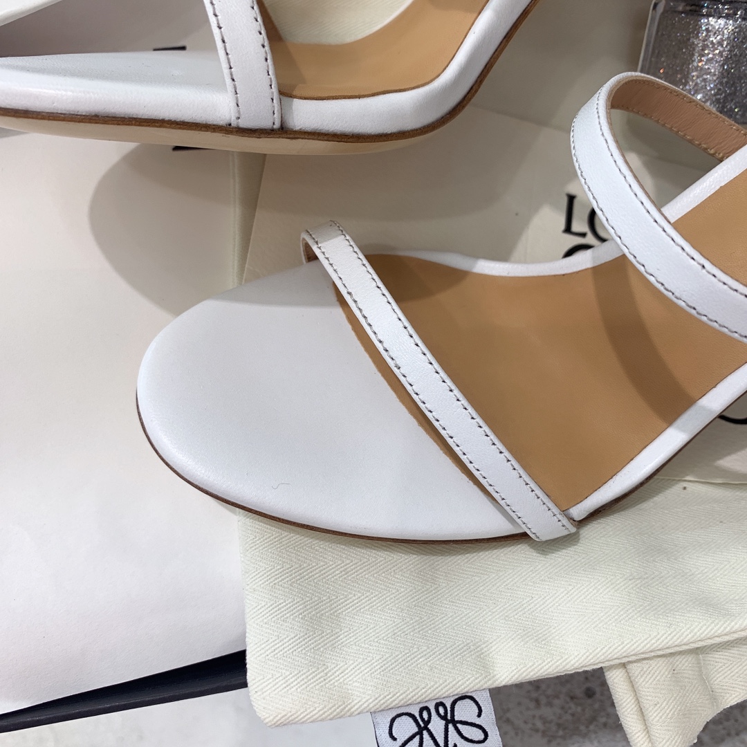 Loewe’s 2022 Show-Off Sandals: Artistic, Unique, and High-Quality Craftsmanship - 图片 6