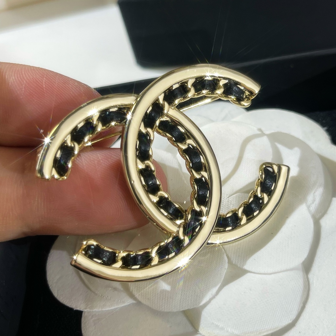 新款☑️CHANEL香奈儿双c黑皮绳胸针