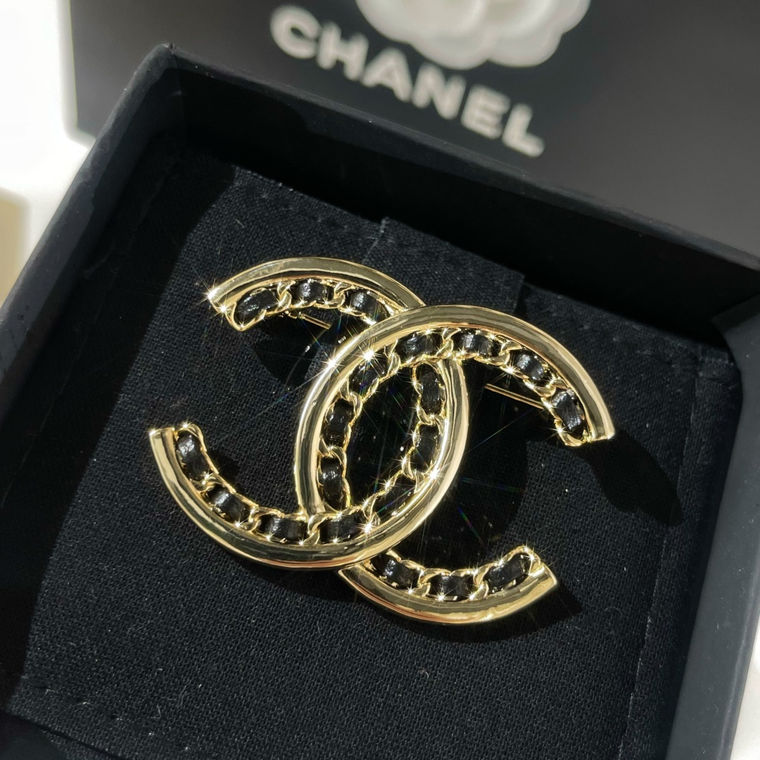 新款☑️CHANEL香奈儿双c黑皮绳胸针