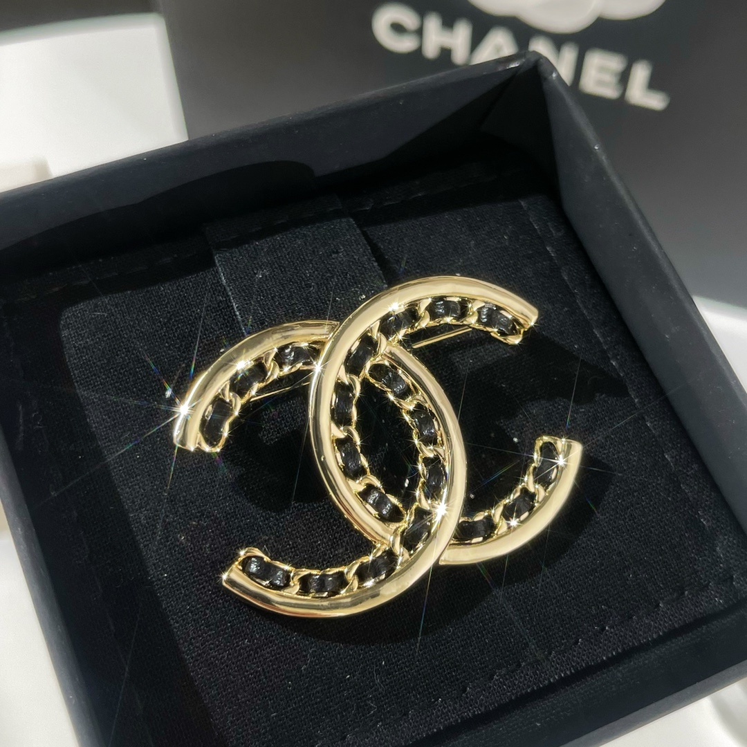 新款☑️CHANEL香奈儿双c黑皮绳胸针