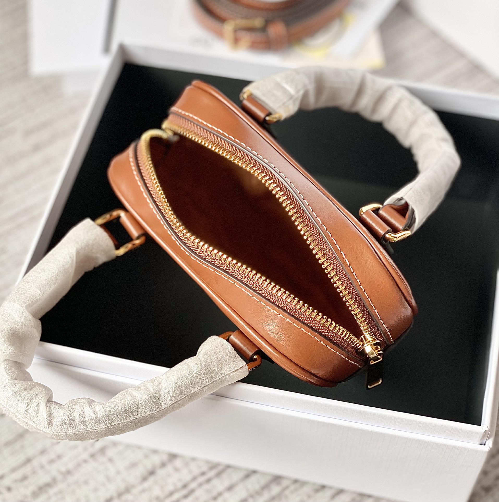 CELINE 2022年情人节限量新年胶囊系列心形手包 198222焦糖色