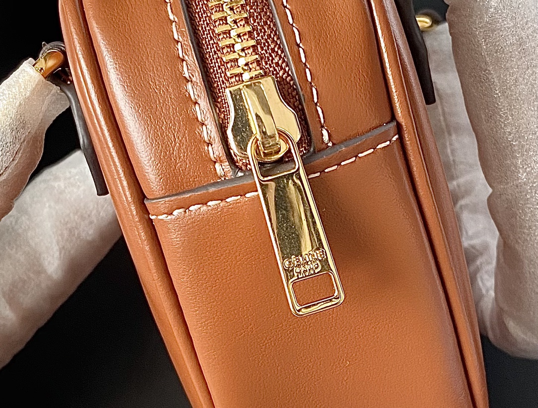 CELINE 2022年情人节限量新年胶囊系列心形手包 198222焦糖色