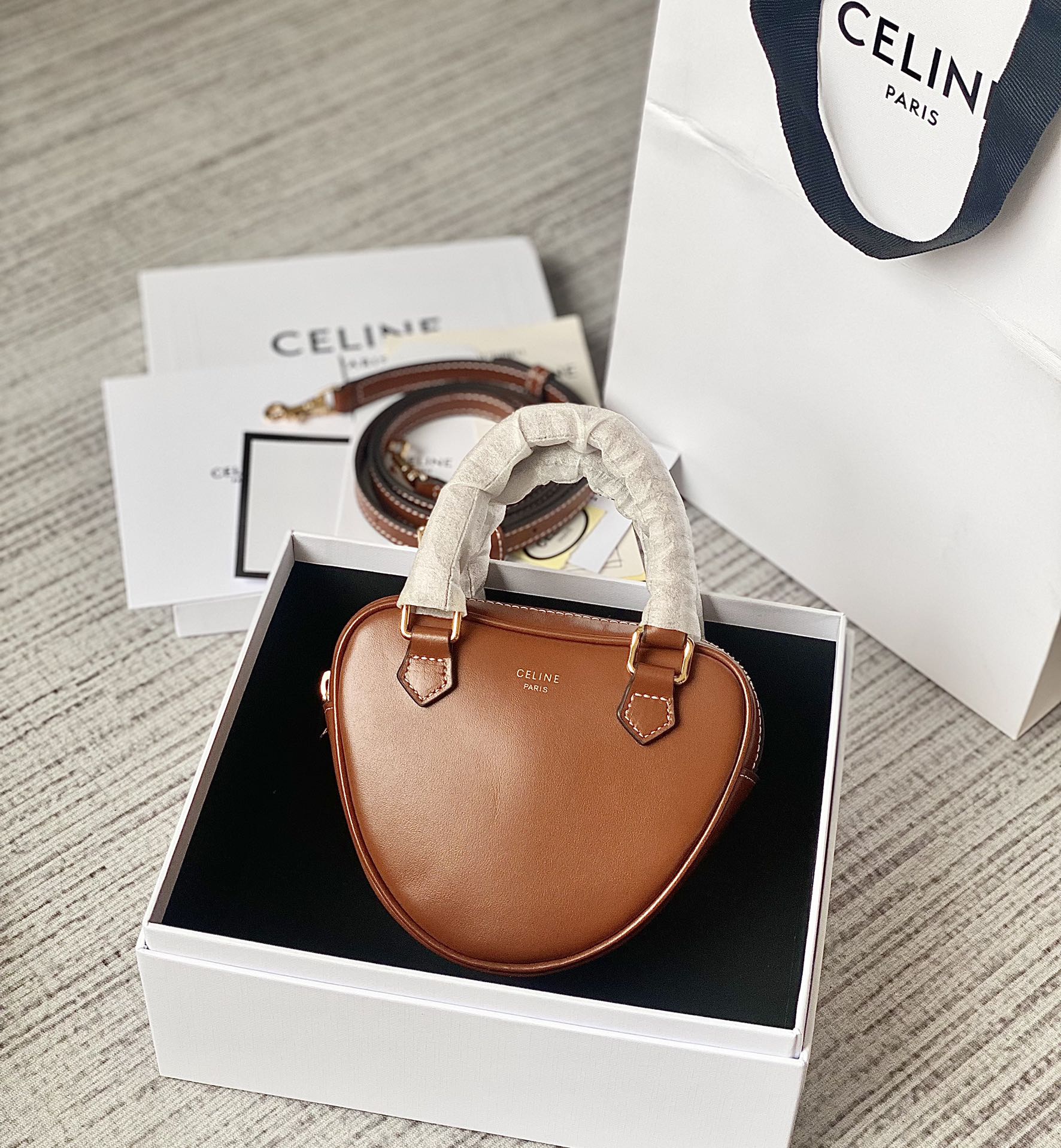 CELINE 2022年情人节限量新年胶囊系列心形手包 198222焦糖色