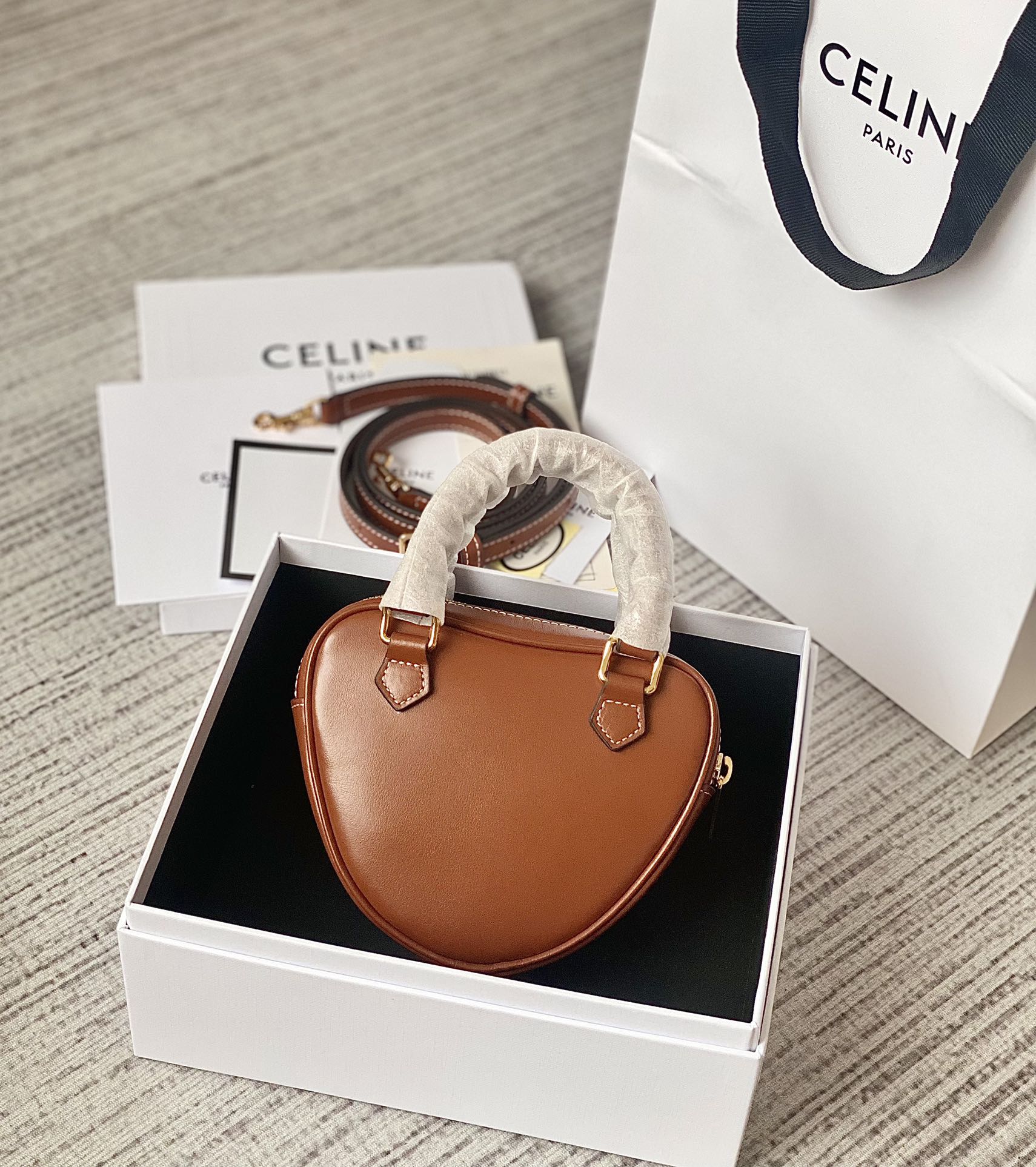 CELINE 2022年情人节限量新年胶囊系列心形手包 198222焦糖色