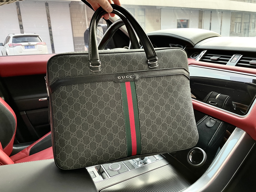 K5 高端货 “ Gucci 古奇  ”公文包 顶级进口原厂面料黑花 超高清五金logo标志、专用里内里。电脑隔层 超顺滑拉链、油边超平滑、带拉链暗袋 做工精致每个细节到位男人必备款。 Js103-3规格39/29/8。P280