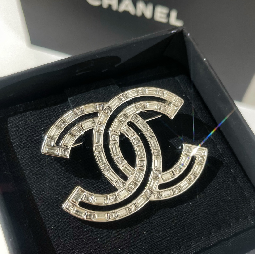 新款☑️CHANEL香奈儿双c满钻胸针