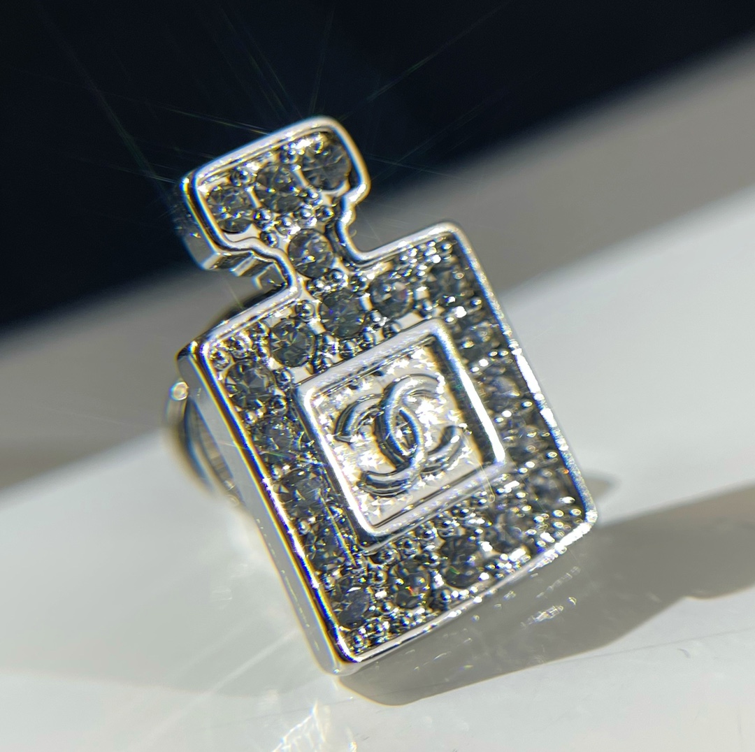 新款☑️CHANEL香奈儿双c 5字 香水瓶 四叶草胸针