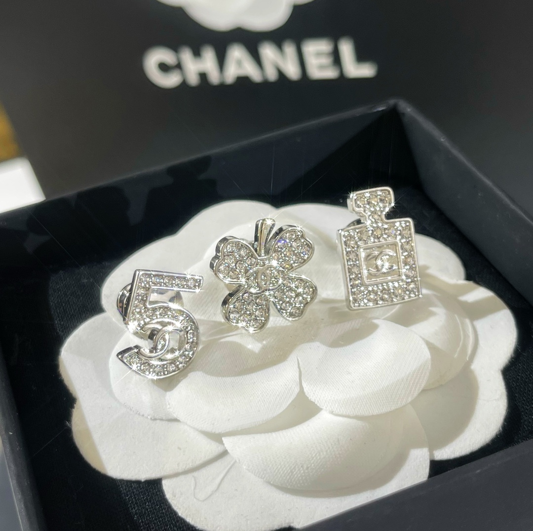 新款☑️CHANEL香奈儿双c 5字 香水瓶 四叶草胸针