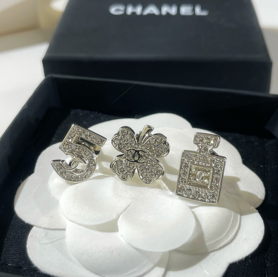 新款☑️CHANEL香奈儿双c 5字 香水瓶 四叶草胸针