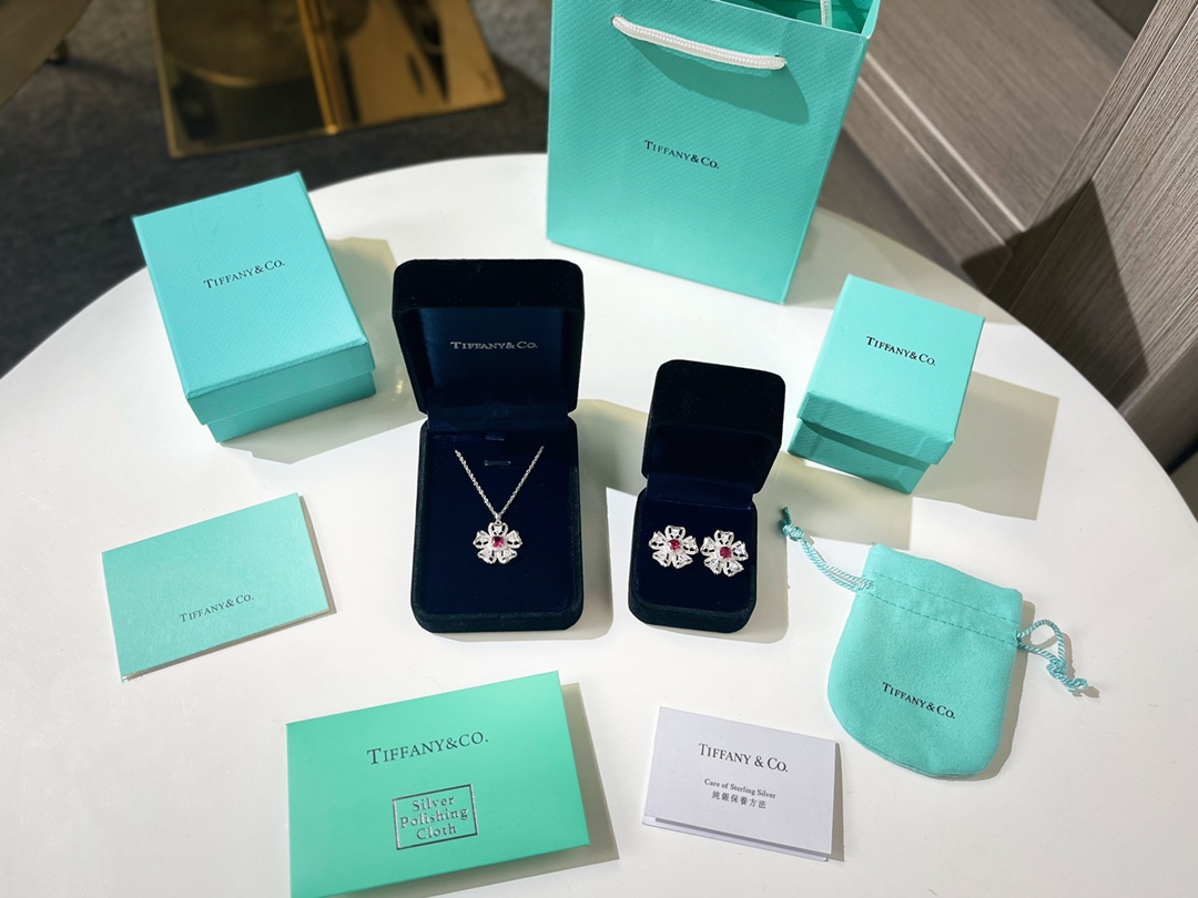 新款☑️TIFFANY&Co.蒂芙尼四叶草红宝石项链 耳钉