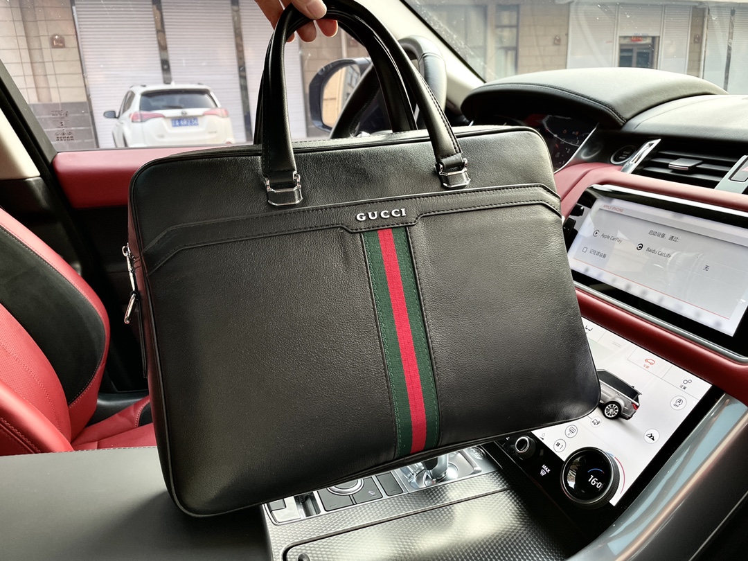 L0 高端货 “ Gucci 古奇  ”公文包 顶级进口原厂头层纳帕牛皮面料 高清五金logo标志、专用里内里。电脑隔层，拉链暗袋 顺滑拉链、油边超平滑、可单肩斜挎背 做工精致每个细节到位职业男人必备款。 Js103规格39/29/8。P300