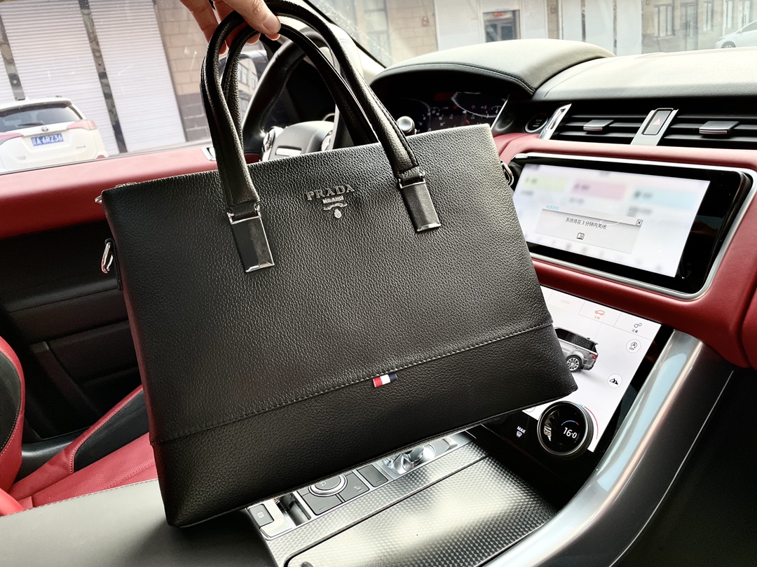 L0 高端货 “ 普拉达 Prada ”公文包 顶级进口原厂头层摔纹牛皮面料 高清五金logo标志、专用里内里。电脑隔层，拉链暗袋顺滑拉链、油边超平滑、可单肩斜挎背 做工精致每个细节到位职业男人必备款。 Js603-3规格37/28/5。P310