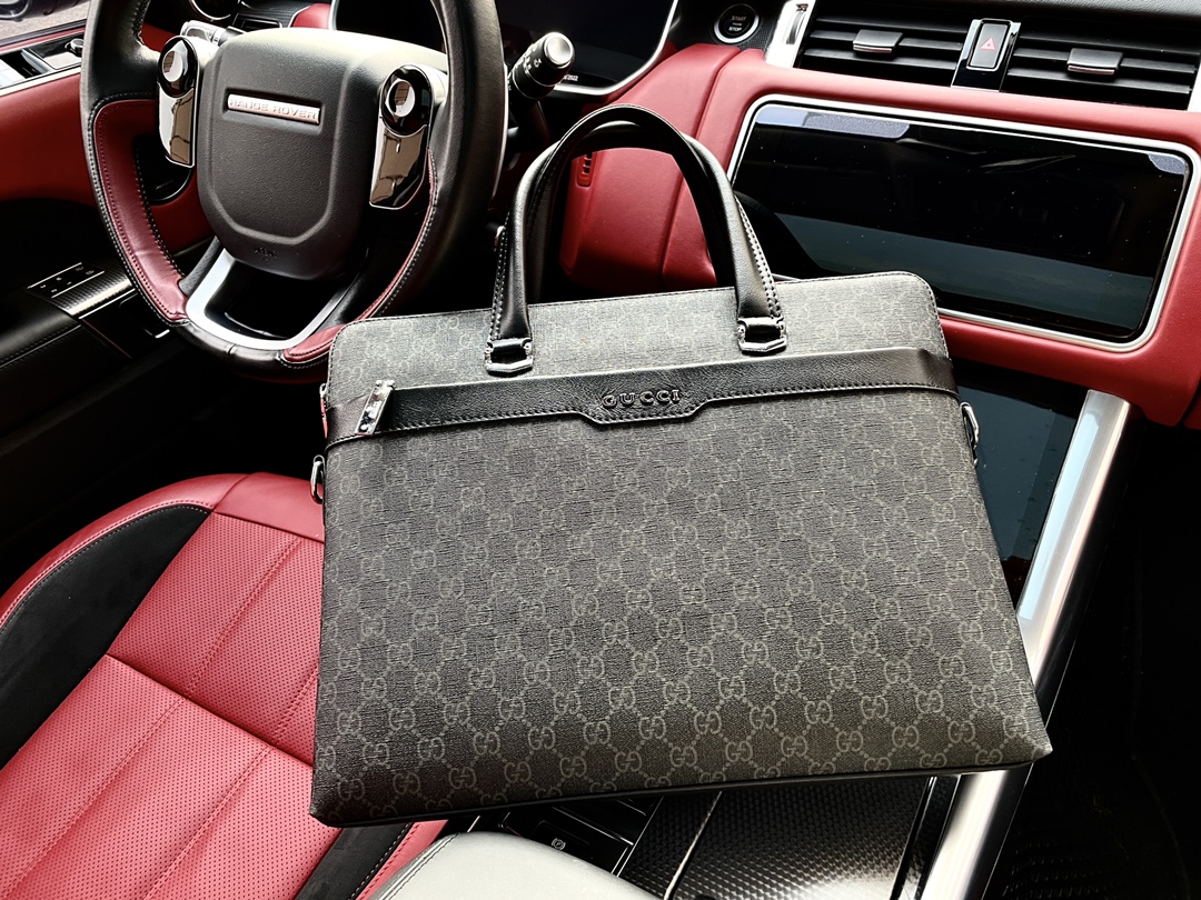 K0 高端货 “ Gucci 古奇  ”公文包 顶级进口原厂面料配肩带 高清五金logo标志、专用里内里。电脑隔层，拉链暗袋顺滑拉链、油边超平滑、可单肩斜挎背做工精致每个细节到位职业男人必备款。Js165-3规格38/28/6。p260