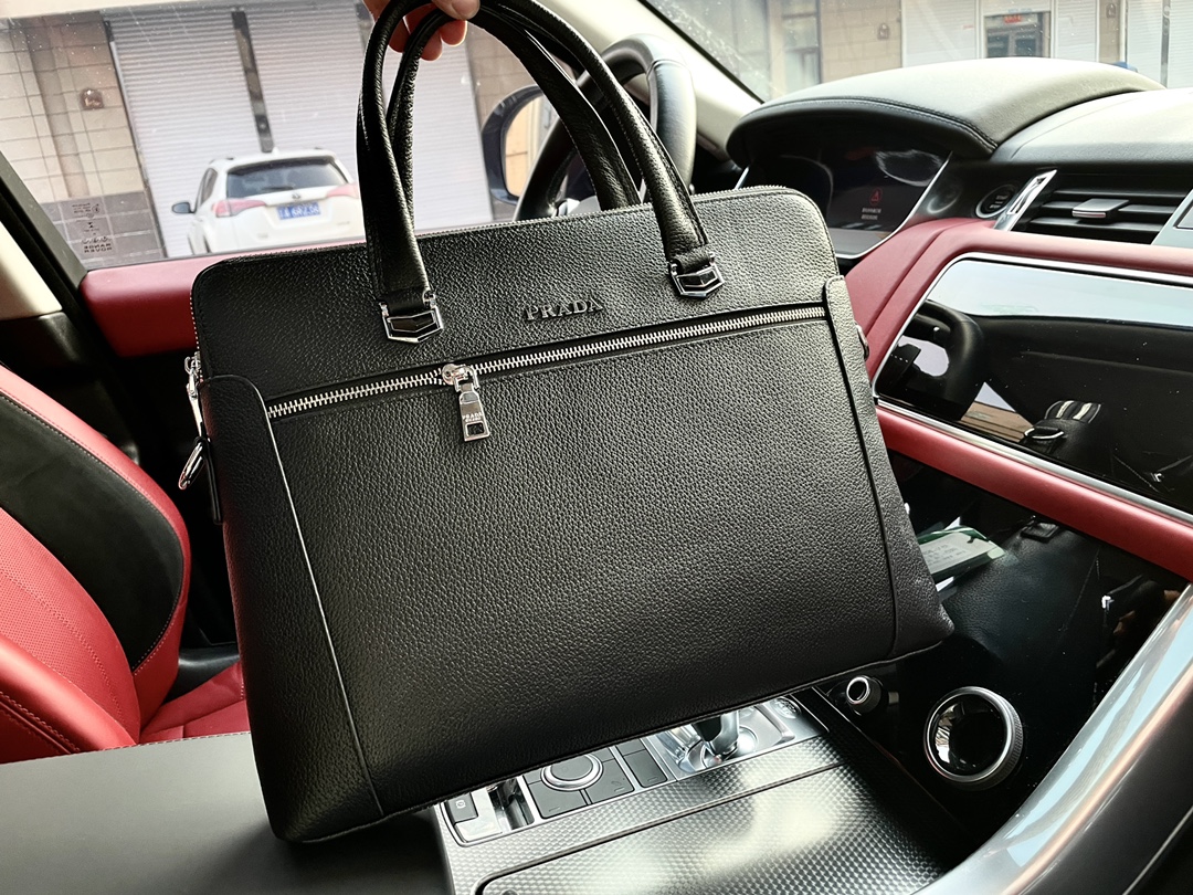 L5 高端货 “ 普拉达 Prada ”公文包 顶级进口原厂头层摔纹牛皮面料 高清五金logo标志、专用里内里。电脑隔层，拉链暗袋顺滑拉链、油边超平滑、可单肩斜挎背做工精致每个细节到位职业男人必备款。Js161-3规格38/29/6。P330