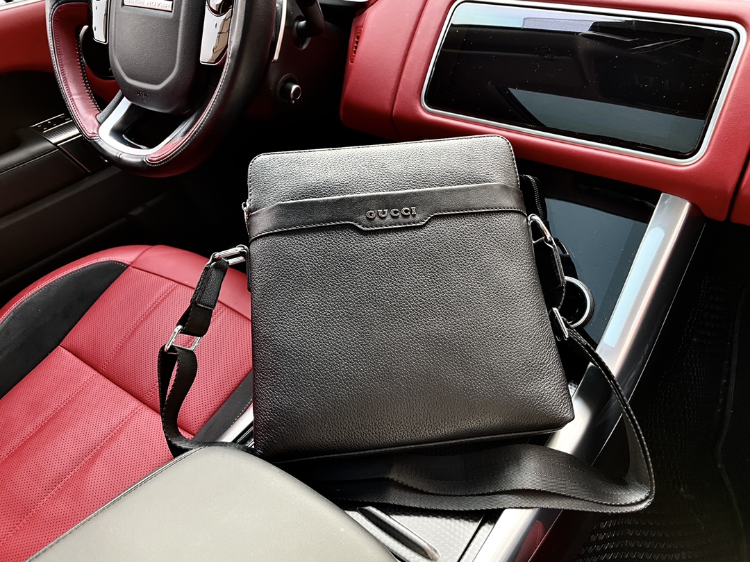 K0 高端货 “ Gucci 古奇  ”单肩包 顶级进口原厂头层摔纹牛皮面料 高清五金logo标志、专用里内里。平板电脑隔层，拉链暗袋顺滑拉链、油边超平滑、可单肩斜挎背做工精致每个细节到位职业男人必备款。Js165-1规格27/28/6。p240