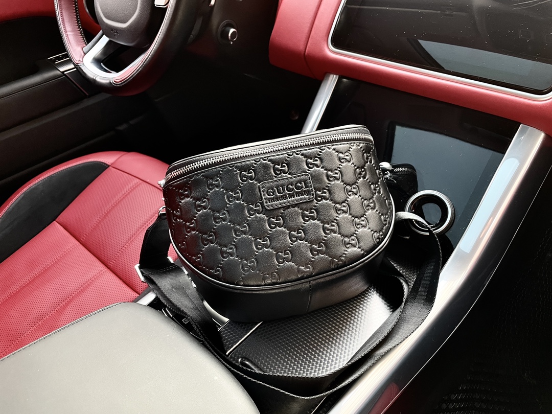 J5 高端货 “ Gucci 古奇  ”单肩包 顶级进口原厂头层纳帕牛皮面料 高清五金logo标志、专用里内里。平板电脑隔层，拉链暗袋顺滑拉链、油边超平滑、可单肩斜挎背做工精致每个细节到位职业男人必备款。Js1605-2规格22/17/10。p220