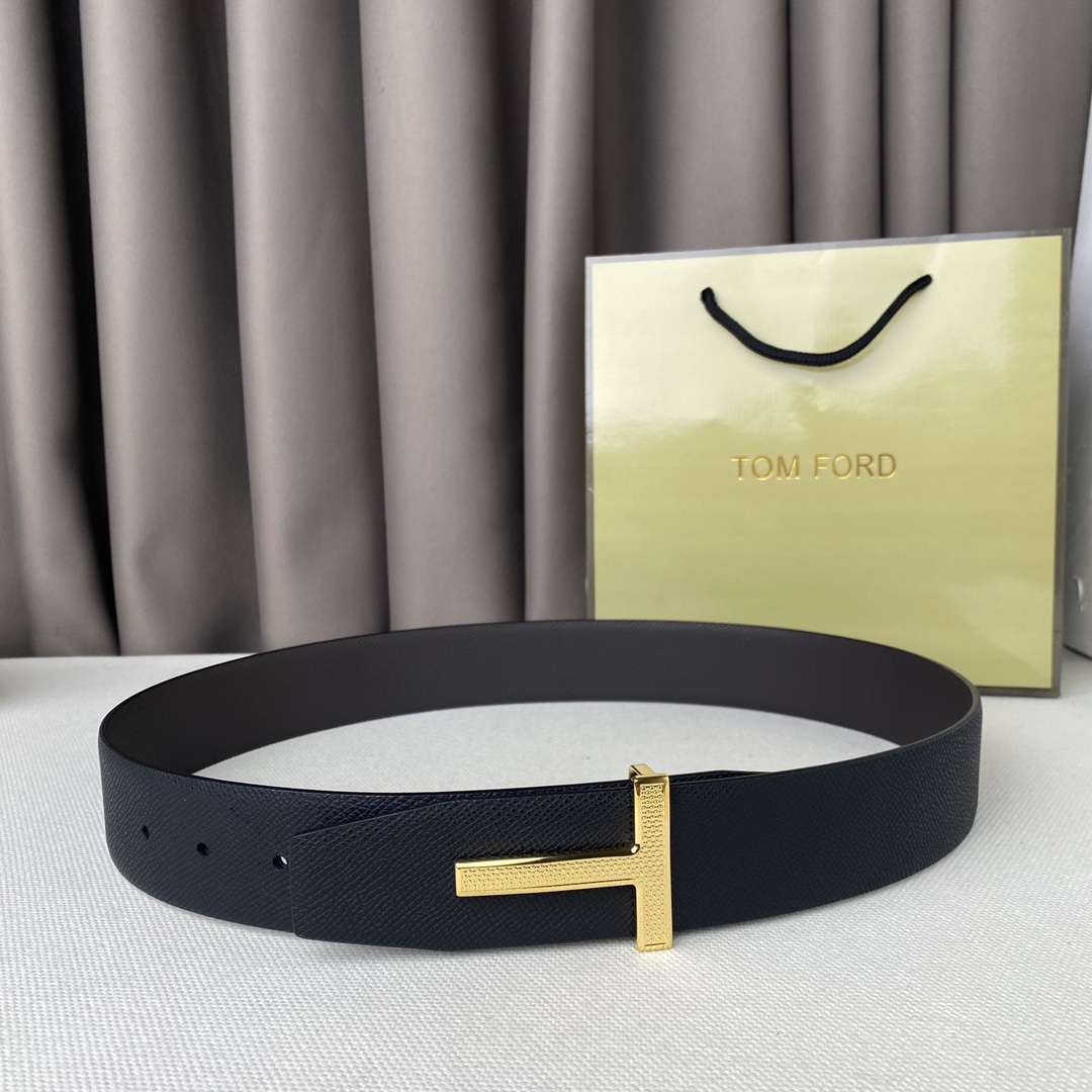 Tom Ford  花纹扣,头层牛皮手掌纹皮带 男士们所需的高级精品配饰 为大家带来一款渠道牛货 首先扣头的设计就可圈可点 这么赤裸的T字扣,这么赤裸识别度 还需要什么来装饰么 ,作为男士们的腰带选购 非常建议入手这款 既能驾驭商务场合,又能在休闲场合中使用 并且,它的奢华大气更能体现出一个男人的风范