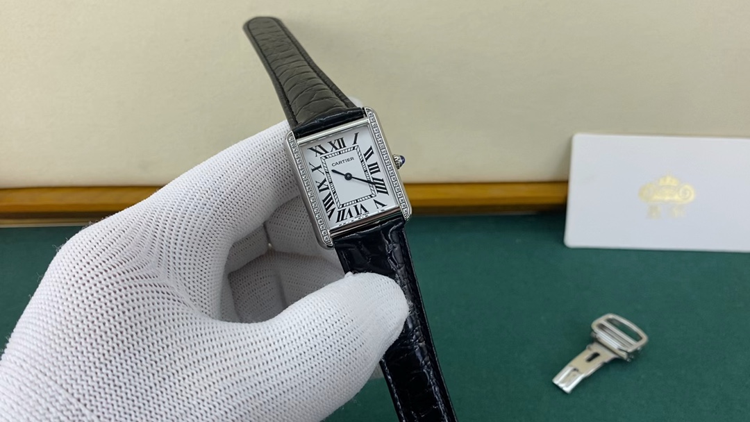 Cartier 皇家 卡地亚坦克系列中号镶钻