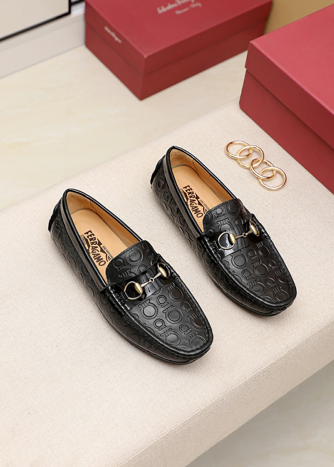 I0 菲拉格慕 .男士休闲豆豆鞋，全上市💥👍，采用进口意大利牛皮高温压花+最新五金扣，水染猪皮内里制作，橡胶耐磨大底，潮男订制，百搭款，配码 38-44…