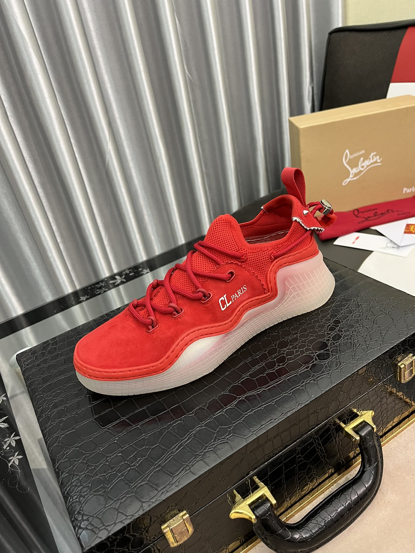 K0    Christian Louboutin 红底鞋最新休闲爆款来袭1:1原版开模，Christian Louboutin，鞋面采用头层羊京+高弹飞织，脚🦶感舒适，不变型，+牛皮垫脚 大底采用TPU+EVA发泡四件套组合而成 超级防滑， 配全套包装，配码38-444⃣️色可选
